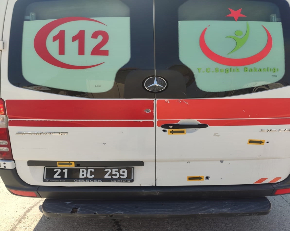 Diyarbakır’da doğum vakasına giden ambulansa silahlı saldırı
