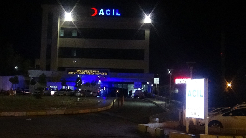 Diyarbakır’da ’dur’ ihtarına uymayan otomobil polis memuruna çarpıp kaçtı