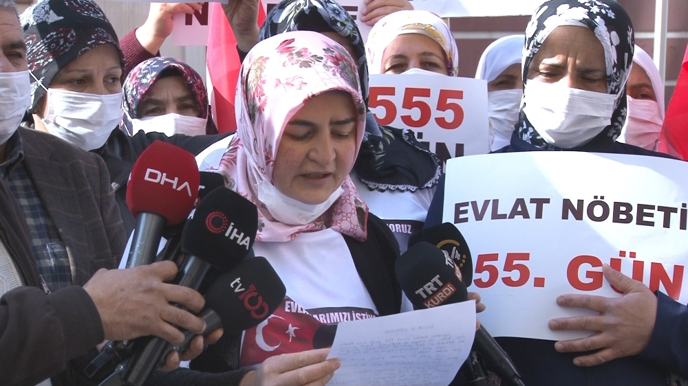Diyarbakır’da evlat nöbetindeki aileler, ‘Kahrolsun HDP ve PKK’ sloganları ile yürüdü
