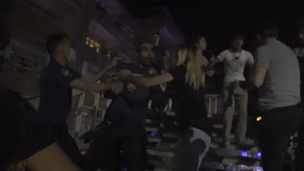 Diyarbakır’da gazeteci ve polislere korona virüs temaslı kişilerden bıçaklı saldırı