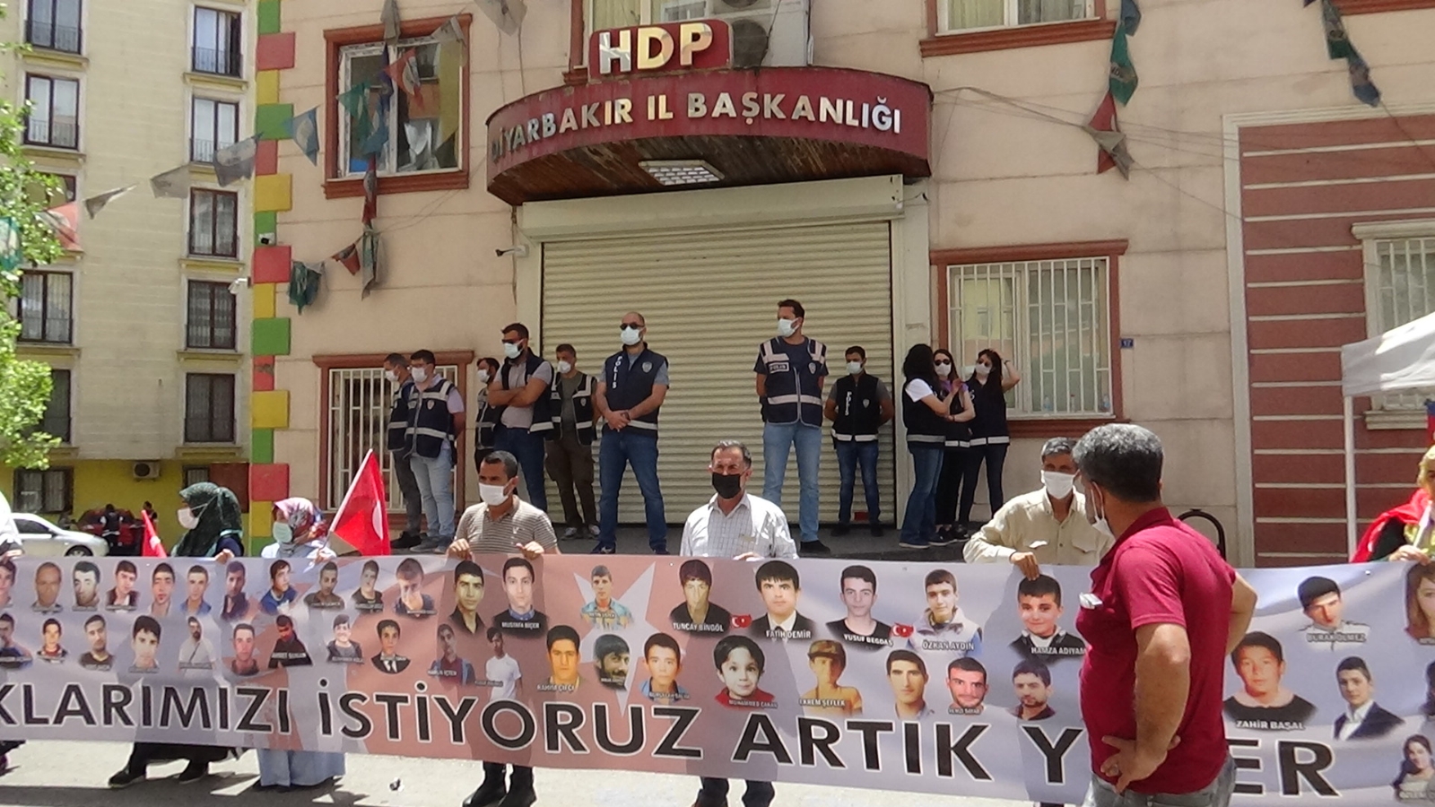 Diyarbakır’da HDP kepenk kapattı, aileler pankartlı tepki gösterdi