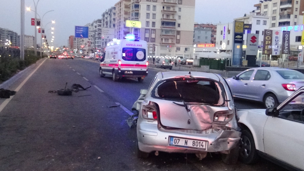 Diyarbakır’da kadın sürücü başka araç tarafından sıkıştırıldı: 2 yaralı