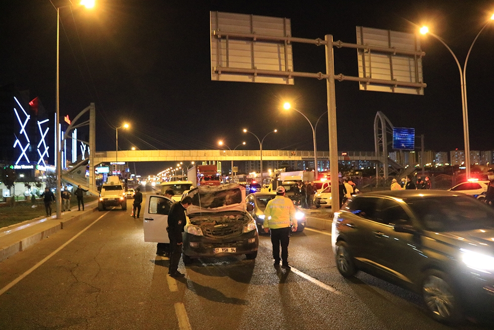 Diyarbakır’da kazaya giden polise otomobil çarptı: 3’ü ağır 6 yaralı