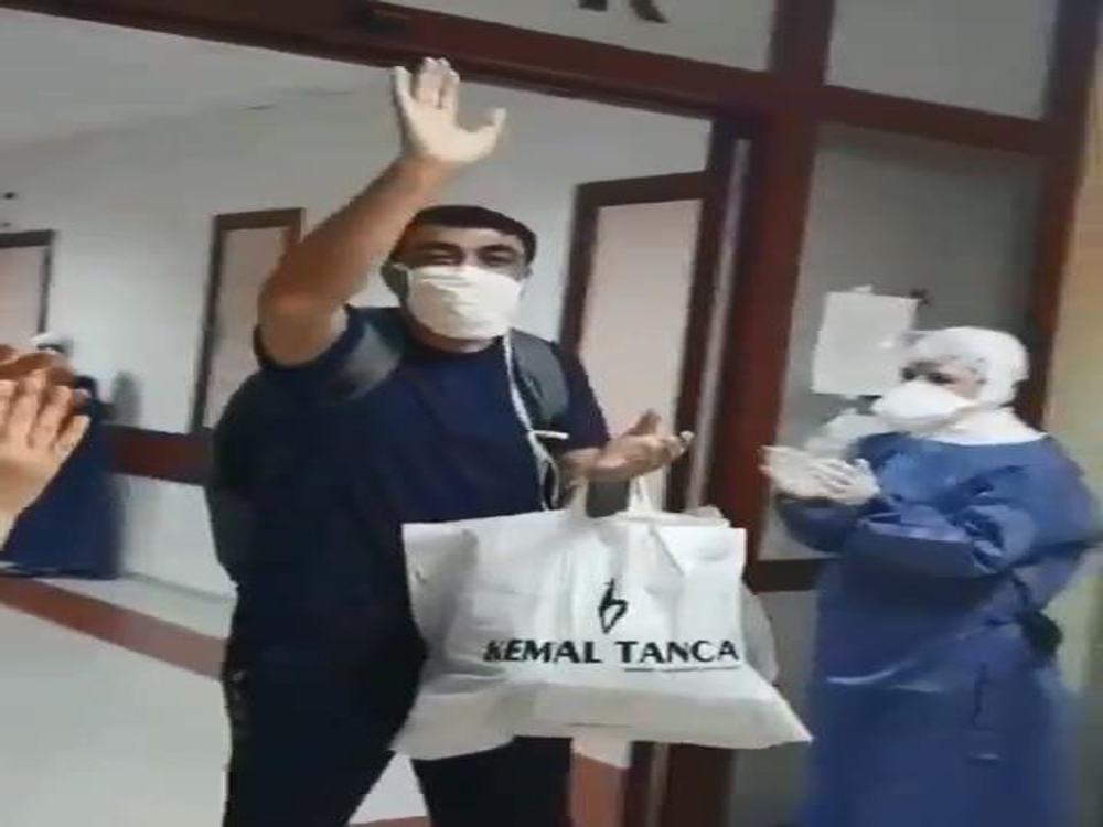 Diyarbakır’da korona virüsü yenen hasta alkışlarla taburcu edildi