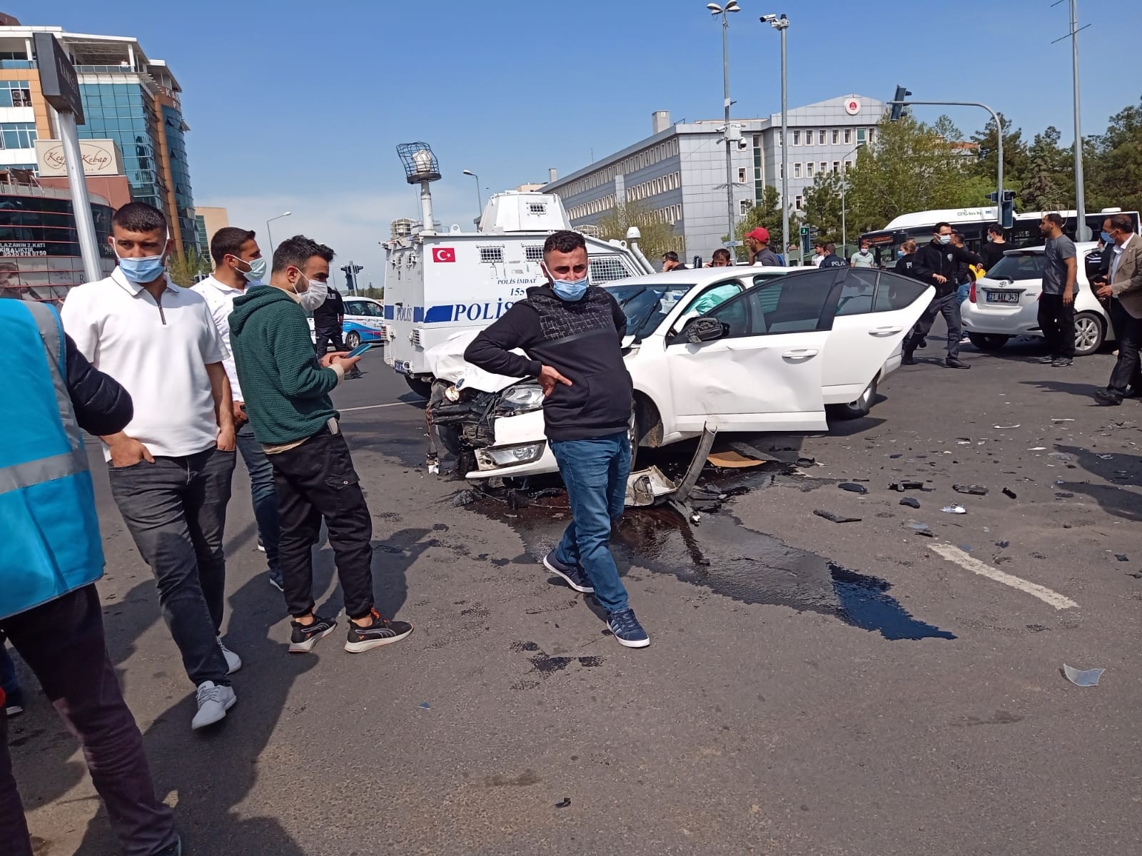Diyarbakır’da otomobil, dönüşü yasak olan yola girdi: 5’i ağır 7 yaralı