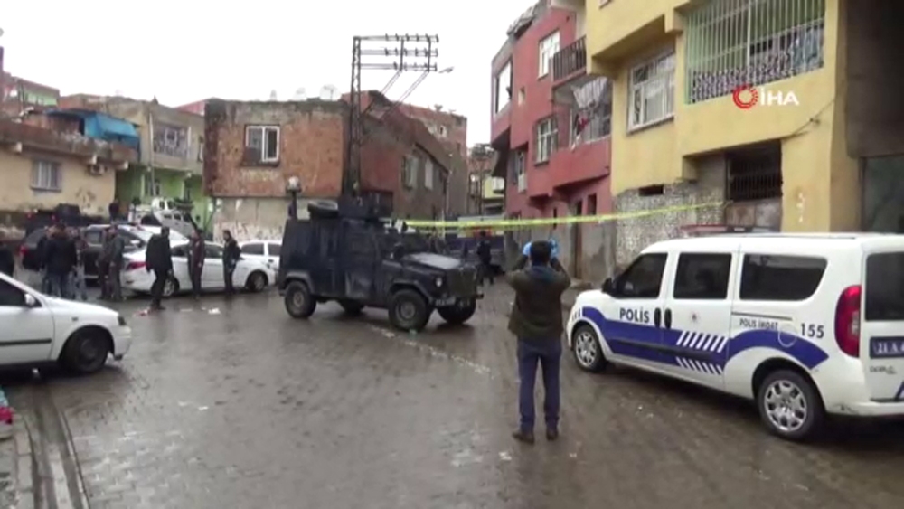 Diyarbakır’da park kavgasında silahlar konuştu: 2 yaralı