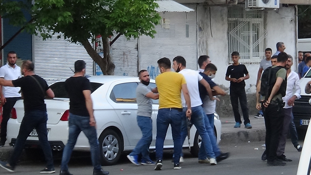 Diyarbakır’da pazar yeri kavgasında silahlar konuştu: 12 yaralı