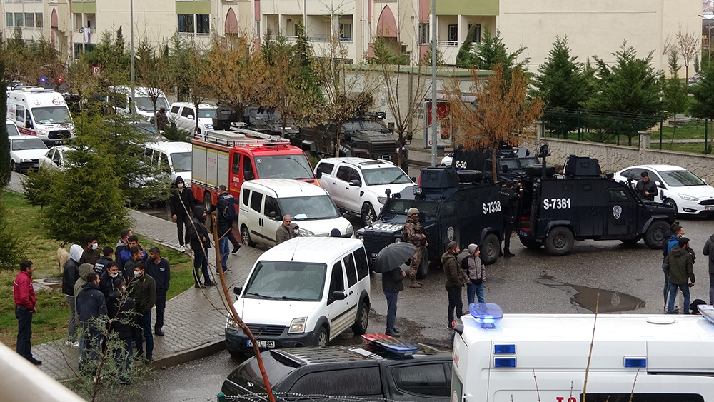 Diyarbakır’da rehine krizi: Rehin aldığı 3 kişiyi silahla vurarak yaraladı, operasyonla kıskıvrak yakalandı