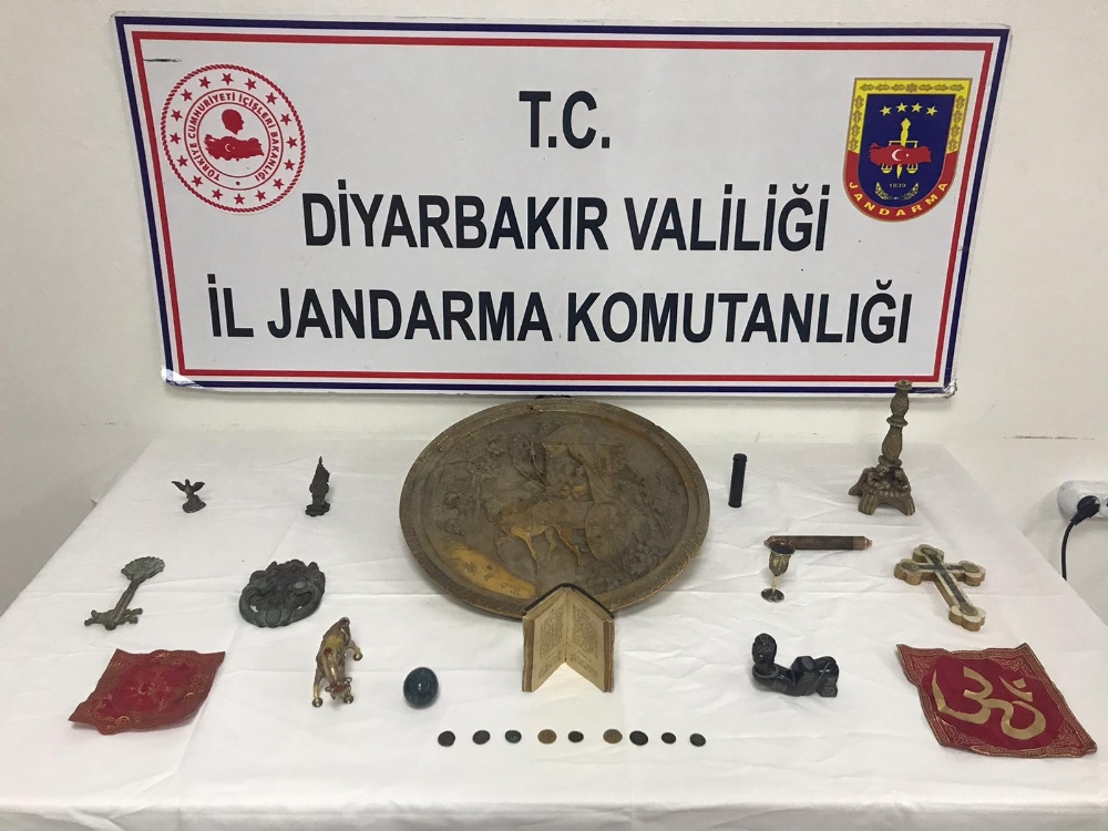 Diyarbakır’da tarihi eser kaçakçılığı operasyonu: 26 eseri 500 bin liraya satmak istediler