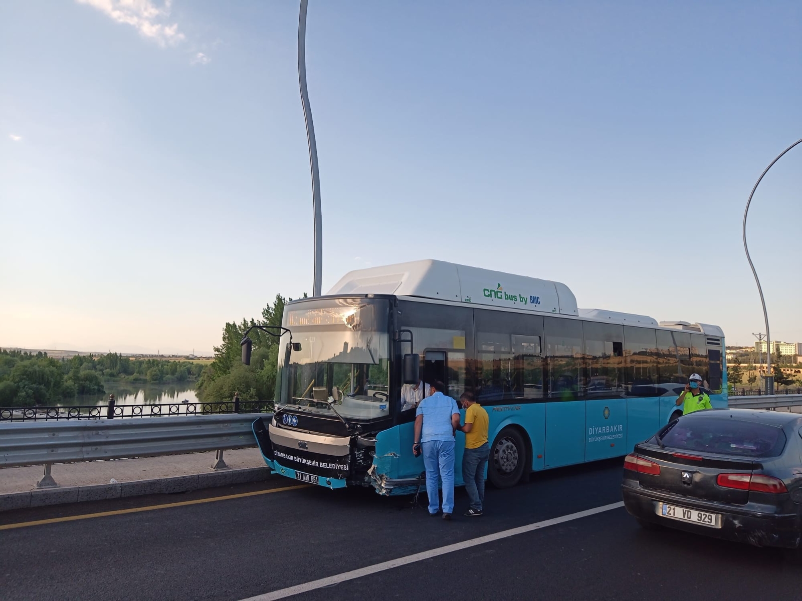 Diyarbakır’da toplu ulaşım aracının da karıştığı zincirleme kaza: 6 yaralı