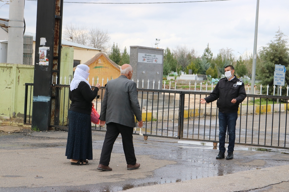 Diyarbakır’da vatandaşlar mezarlıkların kapısından döndü