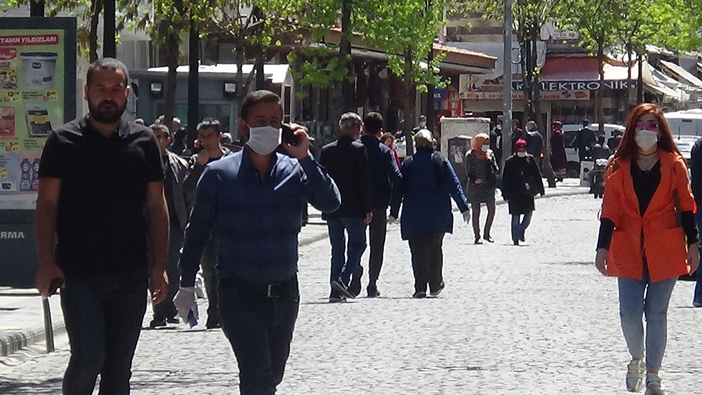 Diyarbakır’da yasak sonrası güneşli havayı gören vatandaşlar sokakları doldurdu