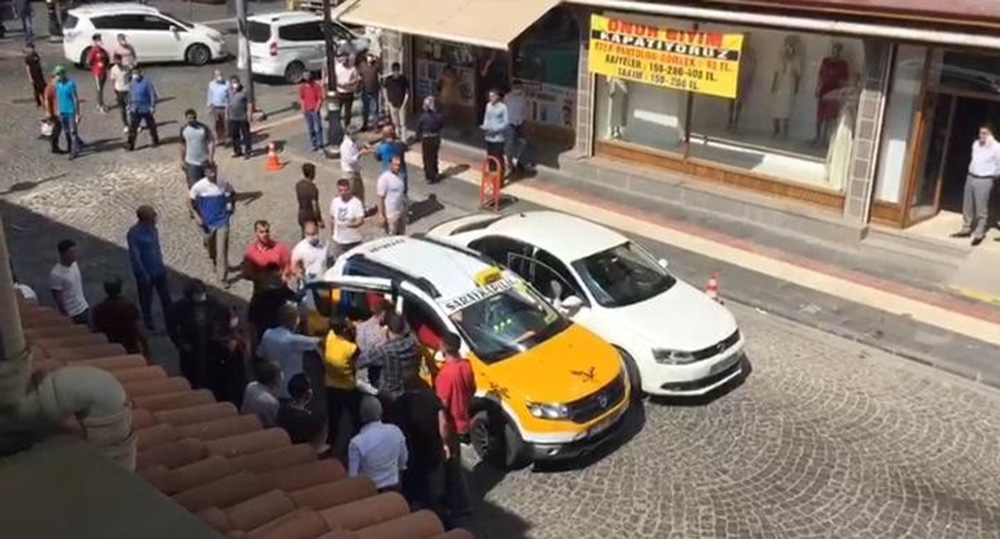 Diyarbakır’da yol verme tartışması, korona virüs tedbirlerini unutturdu