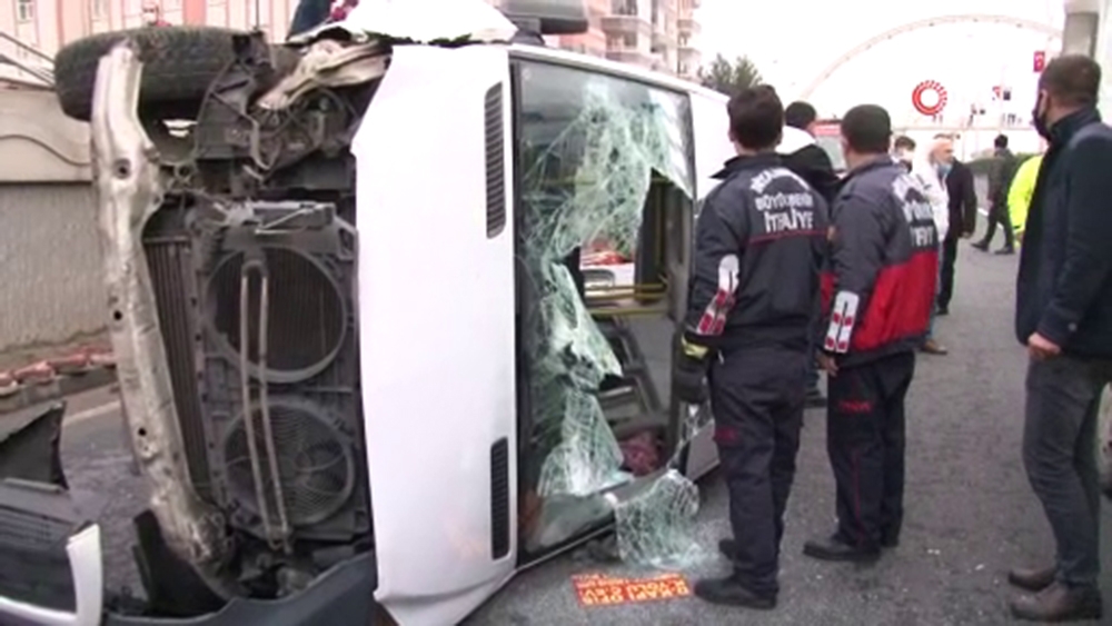 Diyarbakır’da yolcu minibüsü alt geçide uçtu: 1’i ağır 7 yaralı