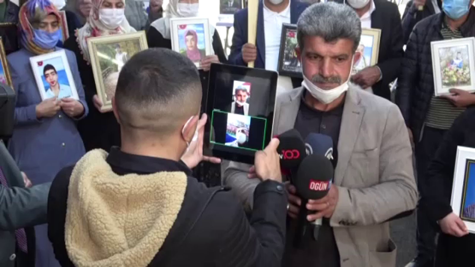 Diyarbakır’daki aileler, İzmir’de evlat nöbetine devam eden aileye destek verdi