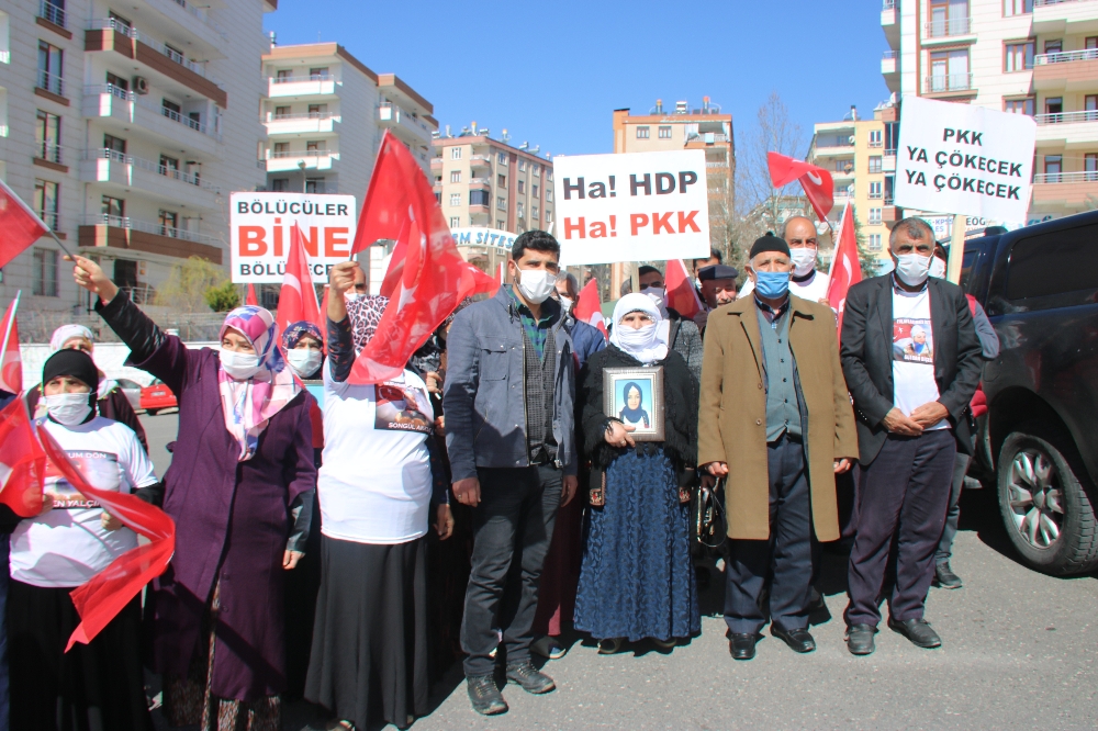 Diyarbakır’daki evlat nöbetine bir aile daha katıldı