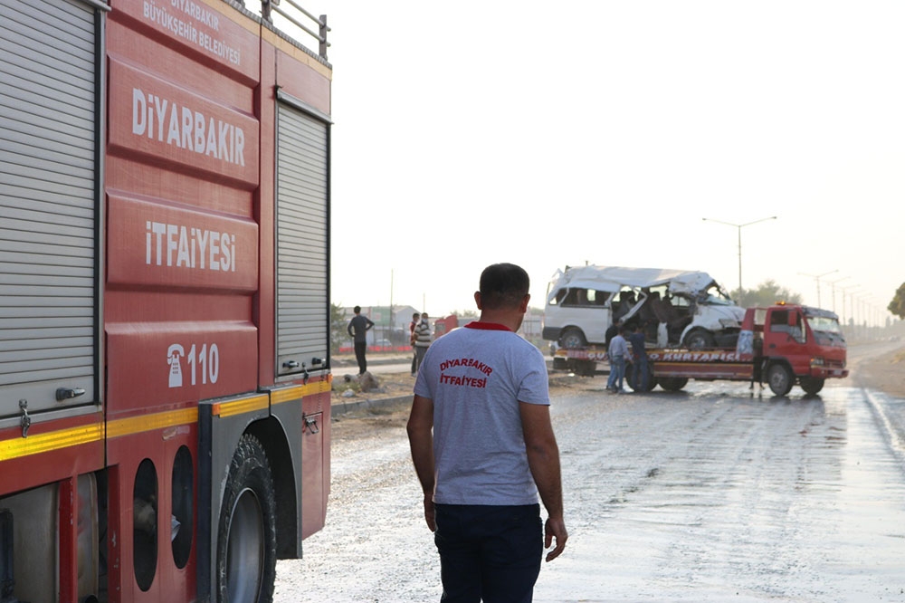 Diyarbakır’daki feci kaza güvelik kamerasına yansıdı