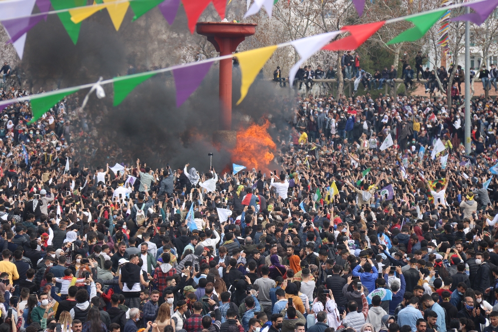 Diyarbakır’daki Nevruz kutlamasına vatandaşlar alana HES kodu ile girdi