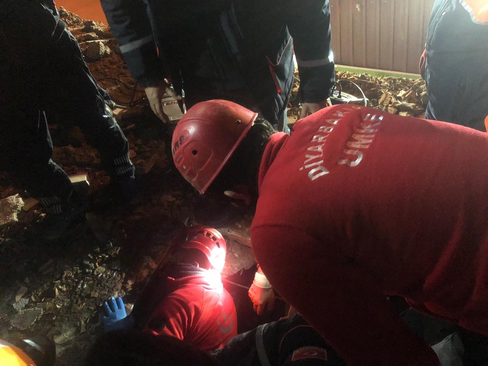 Diyarbakır’dan Elazığ’a sevk edilen ekipler canla başla çalışıyor