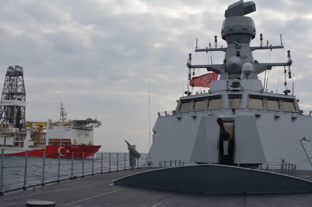 Doğu Akdeniz’de Yavuz ve Burgazada korvetlerimizden tahliye eğitimi