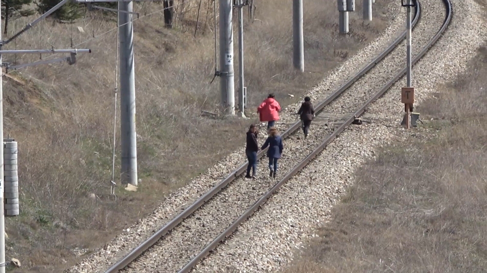 Doğu Ekspresi treni rayında tehlikeli oyun