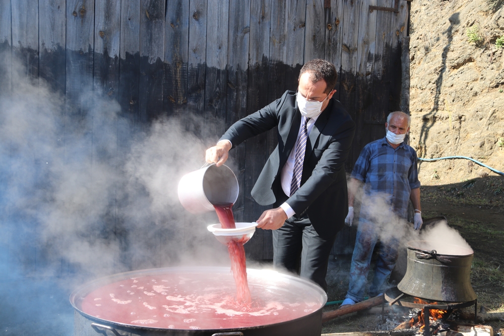 Doğu Karadeniz’de kokulu üzümlerden pekmez zamanı