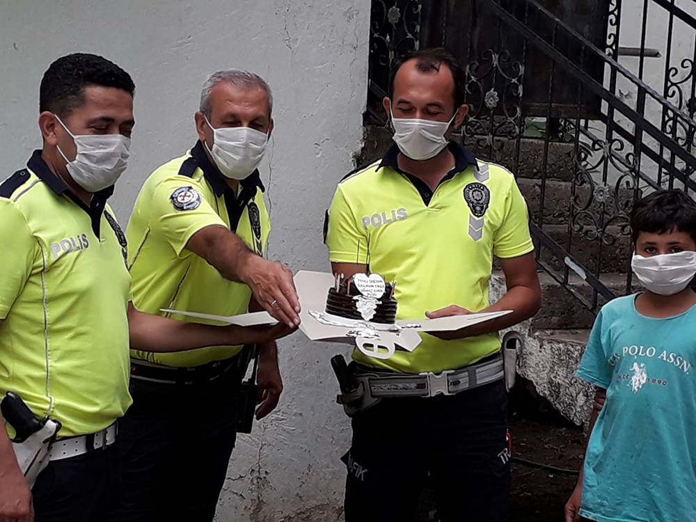 Doğum günü pastası için polis amcalarını aradı
