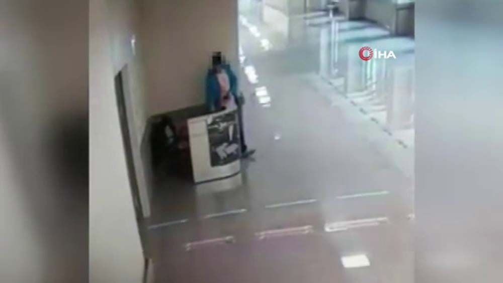 Doktor ve hemşirelerin çantalarını çalan vicdansız hırsız kamerada