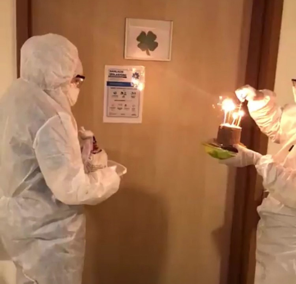 Doktorlardan korona virüs hastasına doğum günü sürprizi