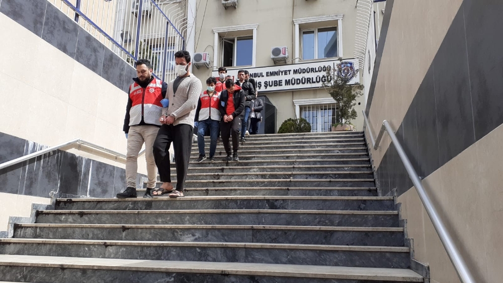 Dolandırıcılık şüphelileri “korona virüs” önlemiyle adliyeye sevk edildi