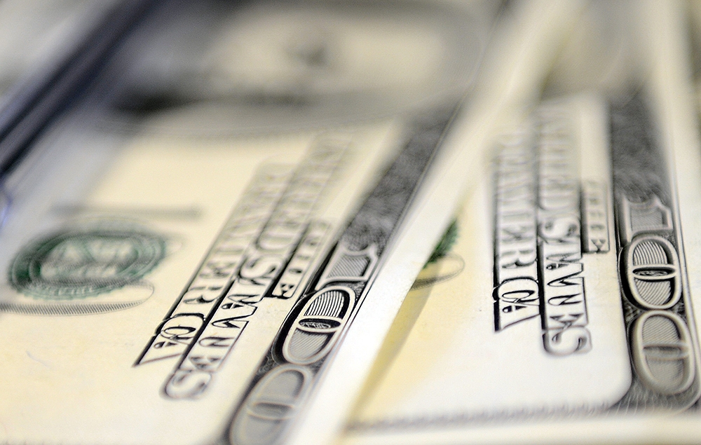 Dolar ve eurodaki düşüş haftanın son işlem gününde de sürüyor