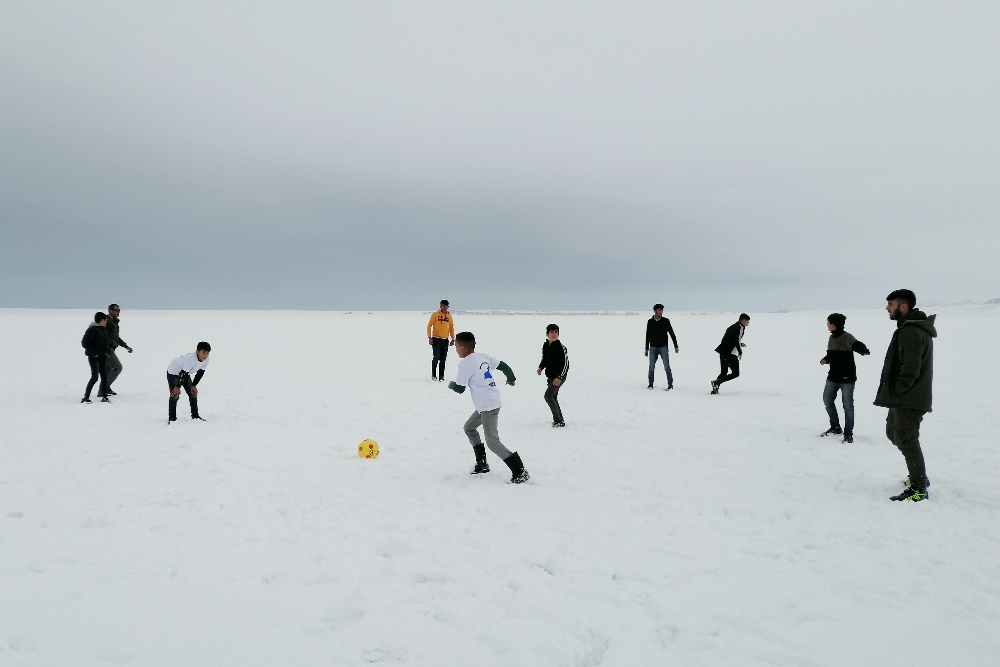 Donan göl üzerinde futbol keyfi