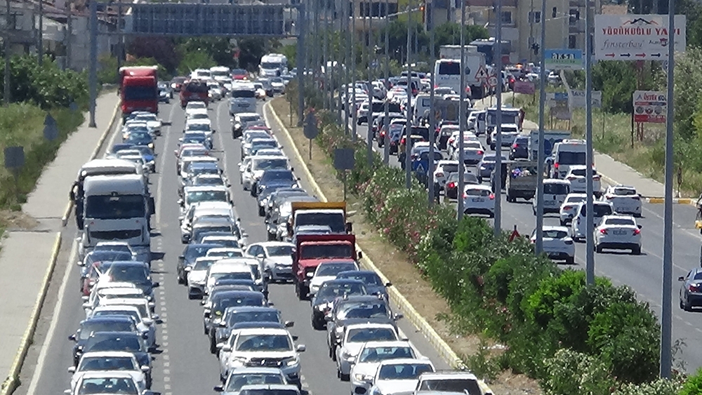 Dönüş yolunda araç kuyrukları kilometreleri buldu