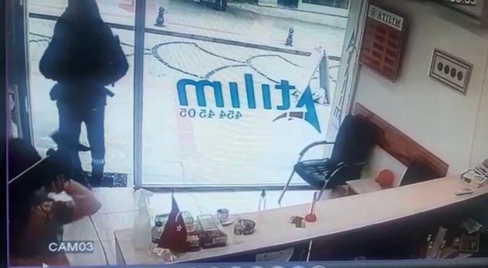 Döviz bürosunu soymaya çalışan silahlı saldırgan, kadın çalışan direnince böyle kaçtı