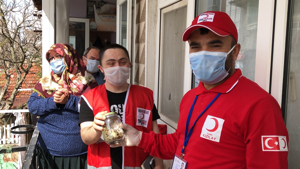 Down sendromlu genç kumbarasını Kızılay’a bağışladı