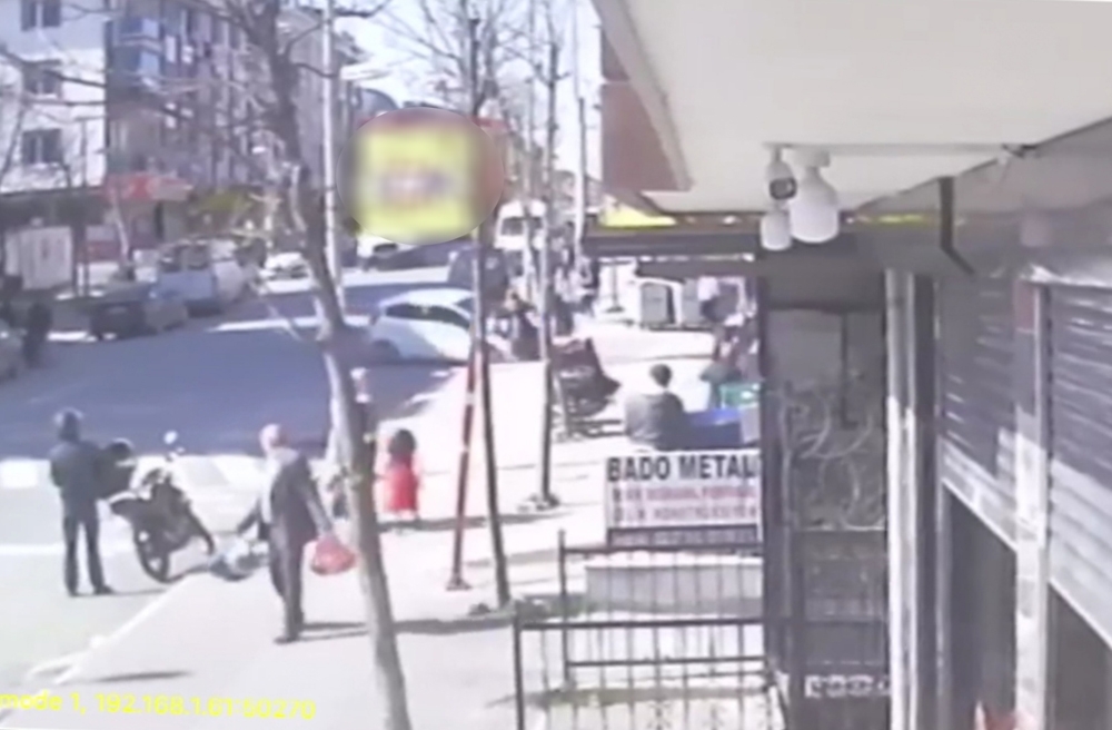 Drift yaparak sokağa girmeye çalıştı, yaşlı kadına böyle çarptı