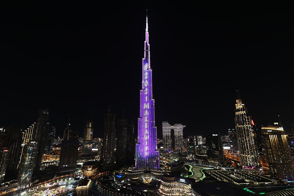 Dubai yeni yıla havai fişek ve ışık gösterisiyle 