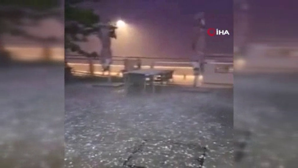 Dubai’de dolu yağdı