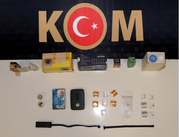 Düğme görünümlü kamerayla sınava girme hazırlığı polise takıldı