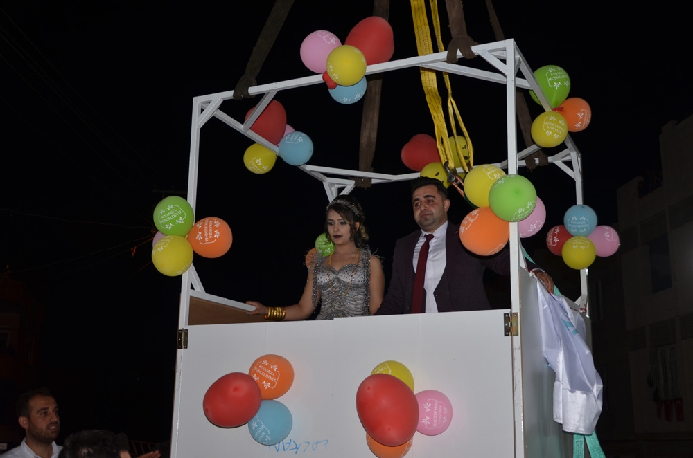 Düğün Alanına Vinçle İndiler, Nostaljik Kamyoneti Gelin Arabası Yaptılar