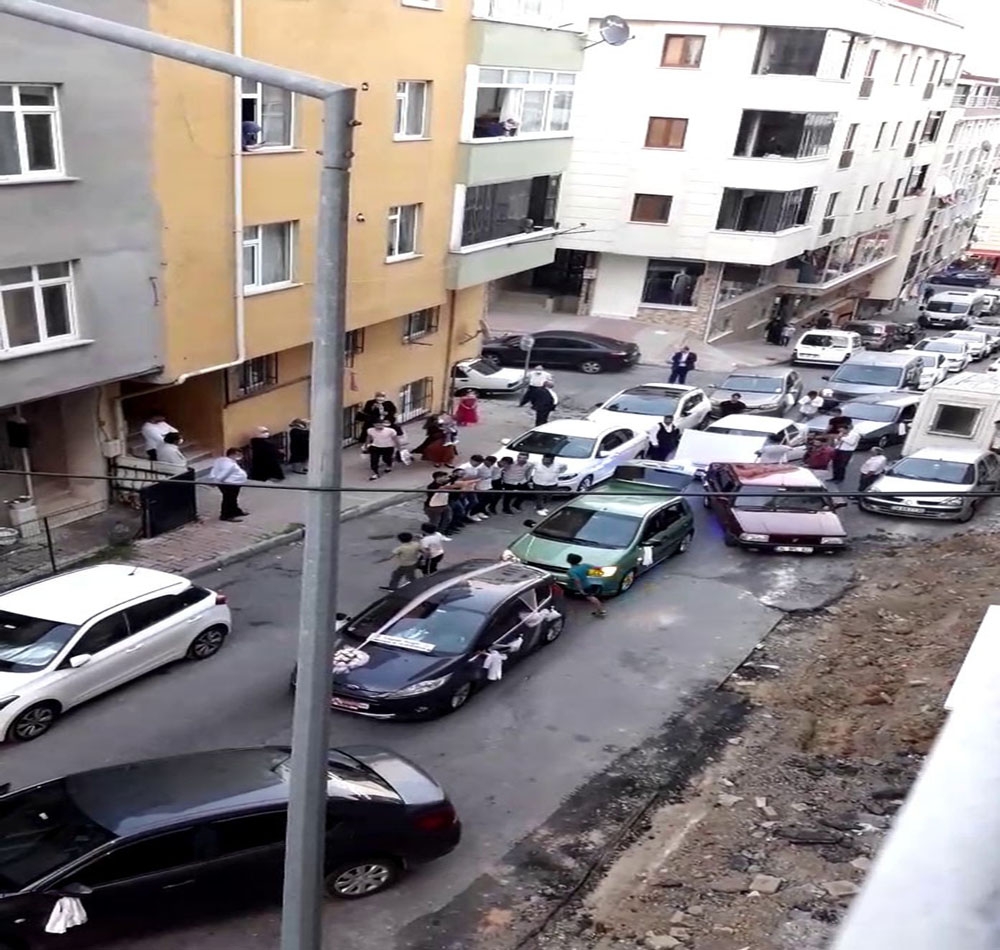 Düğün konvoyu için yolu kapattılar, halay çektiler