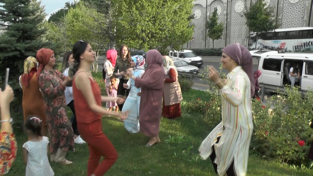 Düğün konvoyunda araçları arızalanan vatandaşlar otobanı düğün evine çevirdi