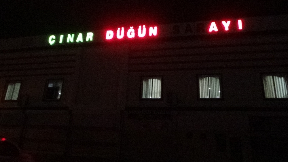 Düğün sahibi husumetli aileleri çağırdı, ortalık savaş alanına döndü