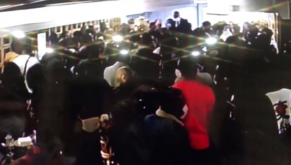 Düğün salonunda Pazar ayini kamerada