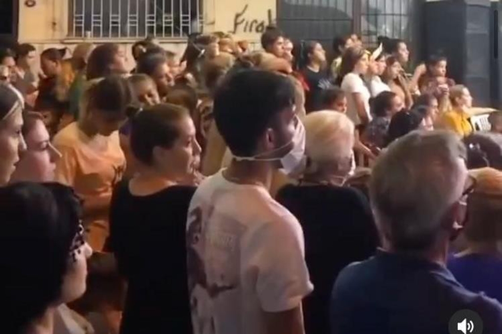 Düğünde sadece 1 kişi maske taktı