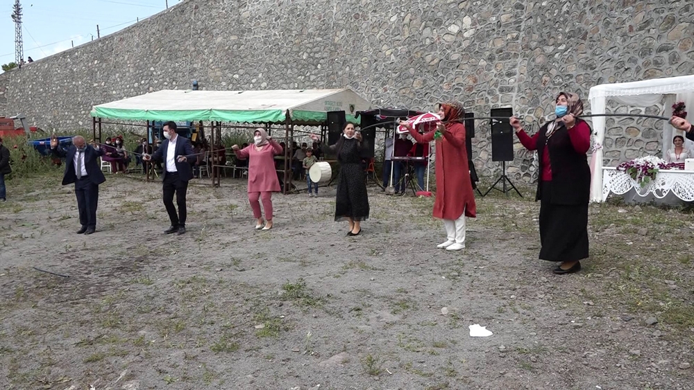 Düğünde sosyal mesafe çubuklarıyla halay çekildi