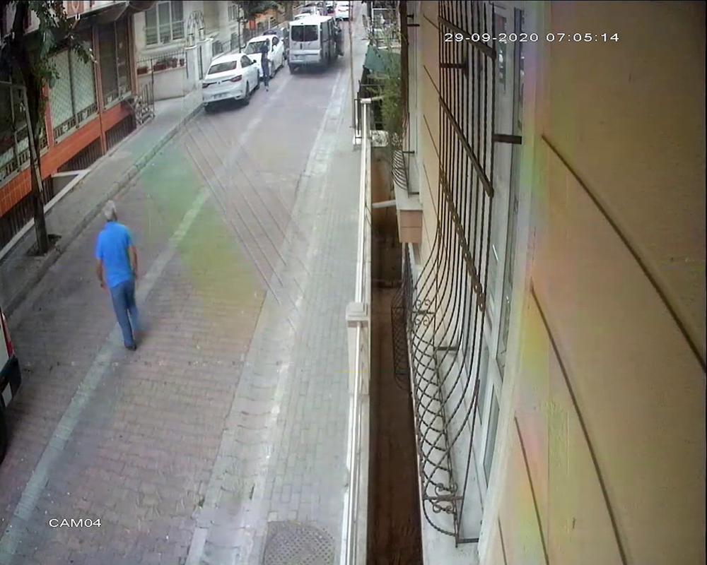 Dükkana giren hırsızları film izler gibi izledi