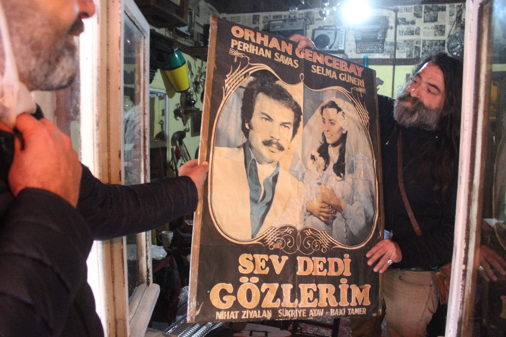 Dükkanı yıkıldı, antikalarını göz yaşlarıyla sattı