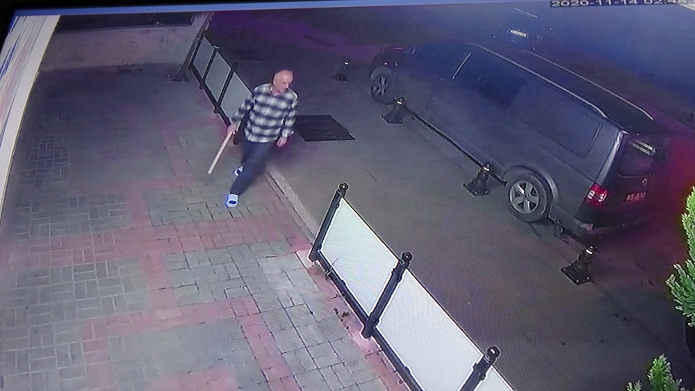 Dükkanına giren hırsızları sopayla kovaladı, o anlar kameraya yansıdı