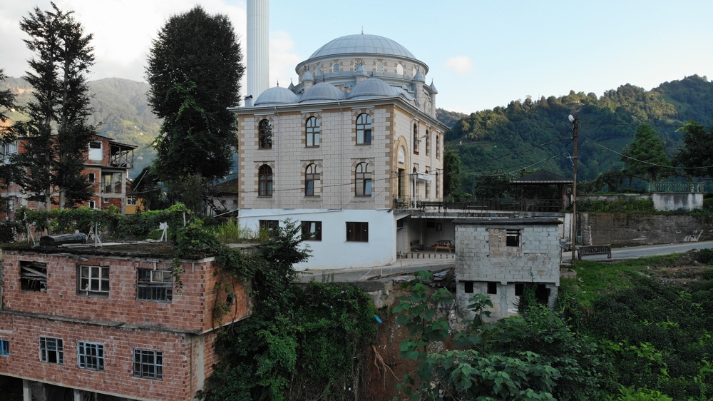 Dükkanını selde kaymasın diye camiye iple bağladı